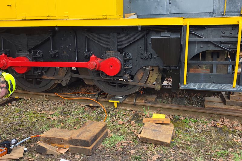 Museumlocomotief 605 van het Spoorwegmuseum herspoord door Incidentenbestrijders van ProRail